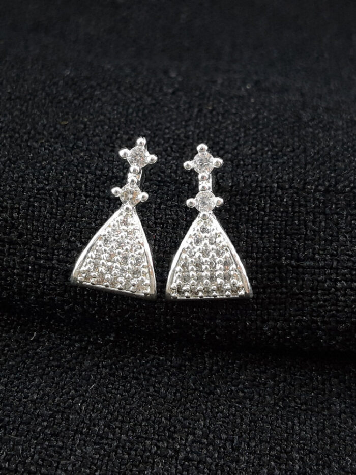 Brinco triangular cravejado com ponto de luz duplo