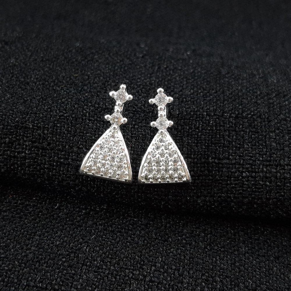 Brinco triangular cravejado com ponto de luz duplo