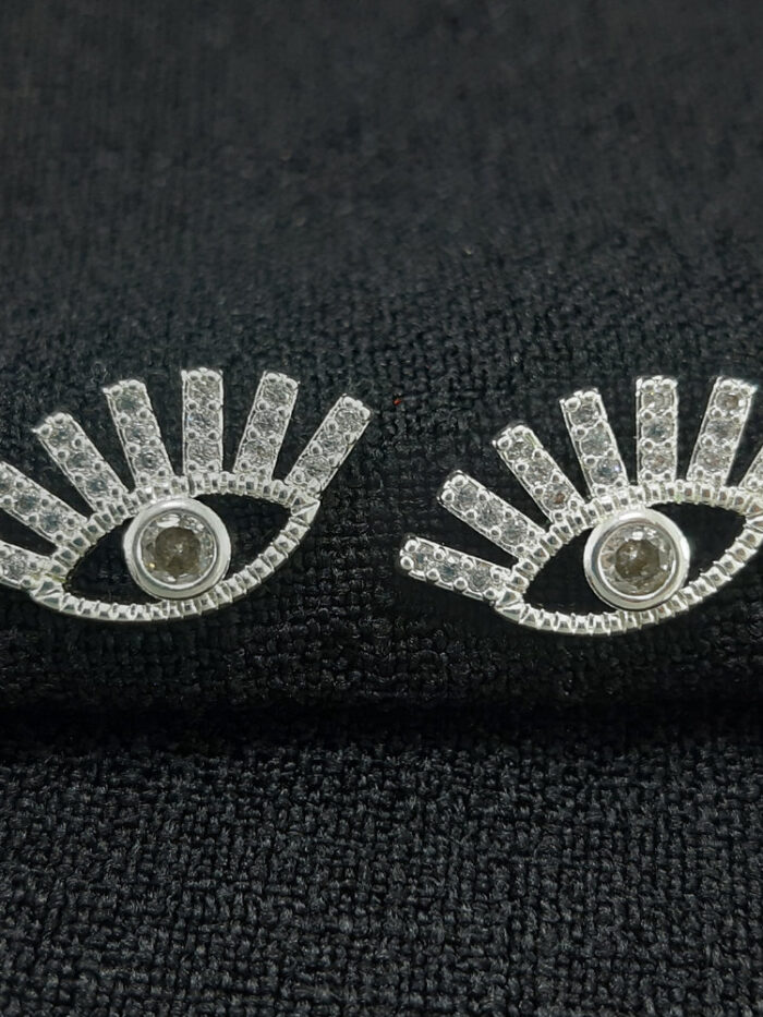 Brinco modelo olho cravejado