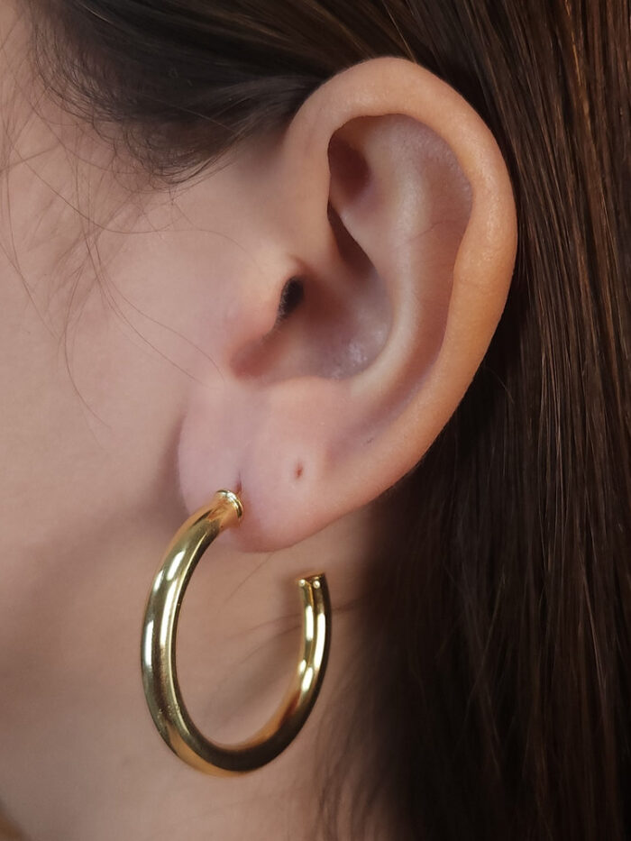 Brinco argola tubo liso dourado