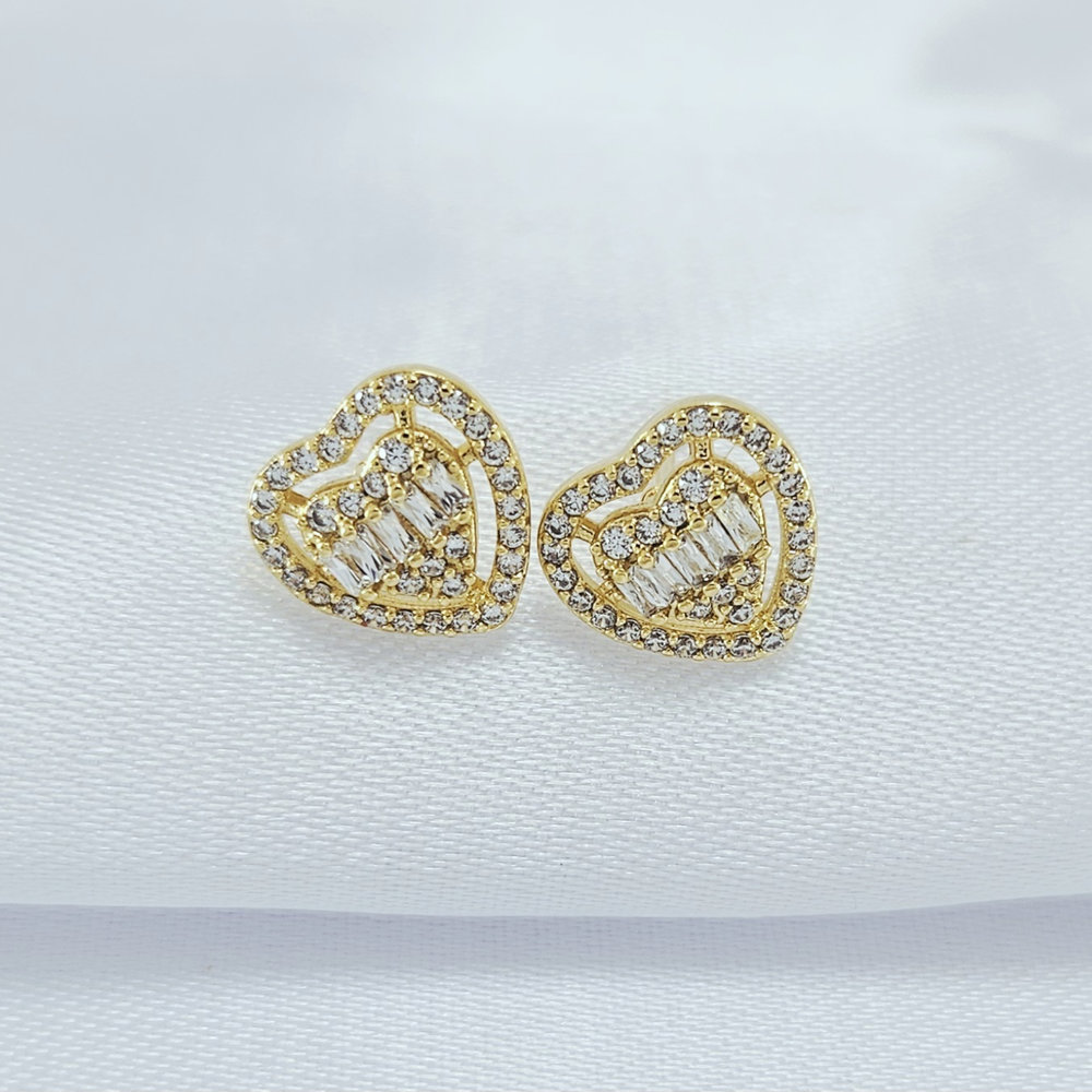 Brinco fio coração cravejado com pedras baguete central