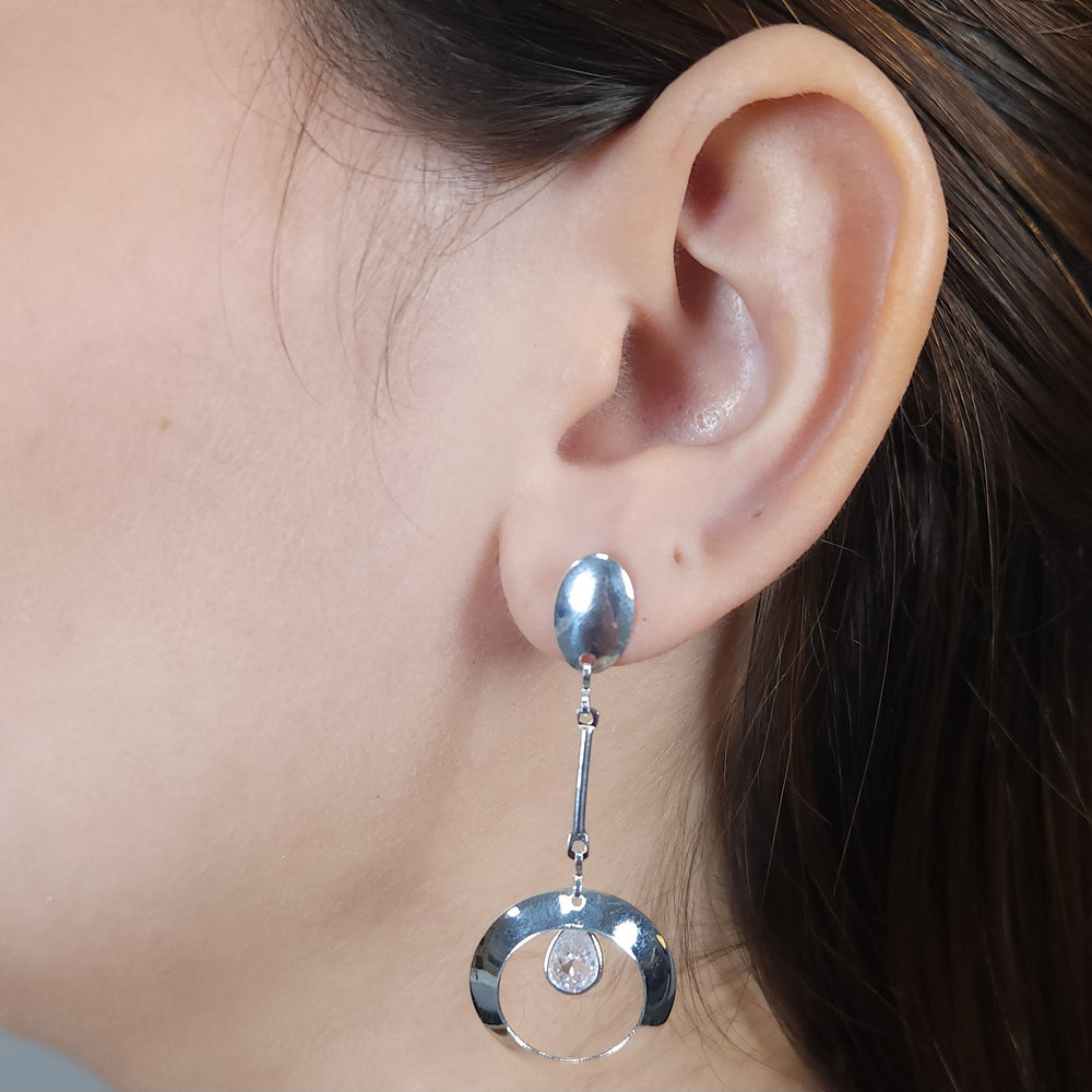 Brinco base prateada com circulo e pedra gota cristal