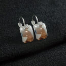 Brinco base prateada com pedra cristal