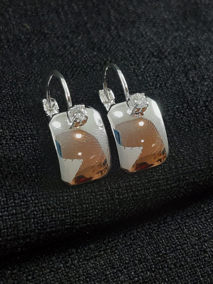 Brinco base prateada com pedra cristal