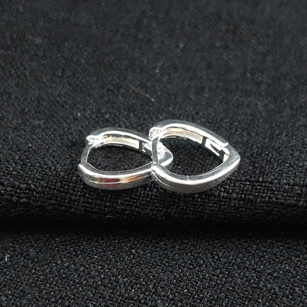 Brinco formato coração fechado borda lisa