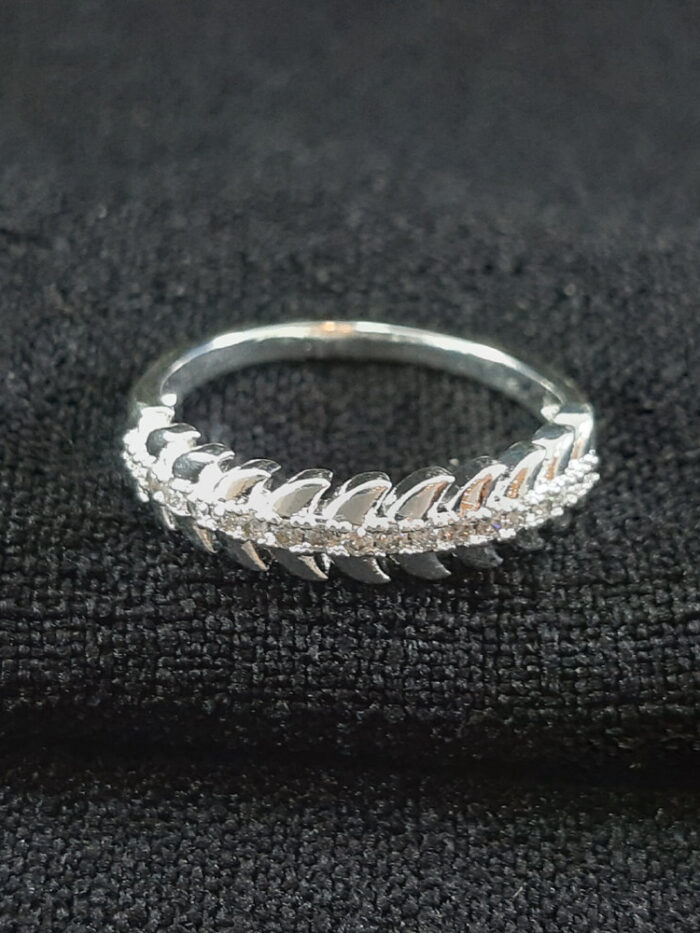 Anel folhas cravejado pedras cristal