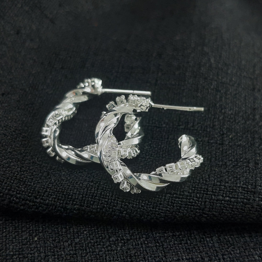 Brinco argola com fio traçando liso e cravejado