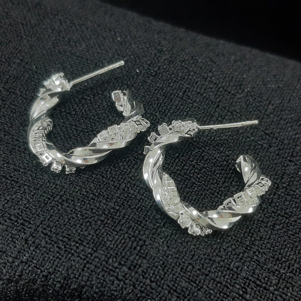 Brinco argola com fio traçando liso e cravejado - Imagem 2