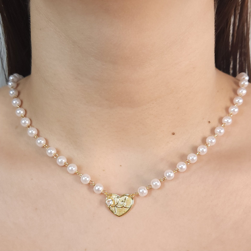 Gargantilha pérola com coração nome FÉ