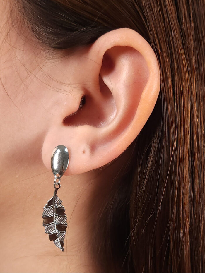 Brinco base oval pêndulo folha detalhada