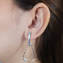 Brinco base prateada com hexágono vazado