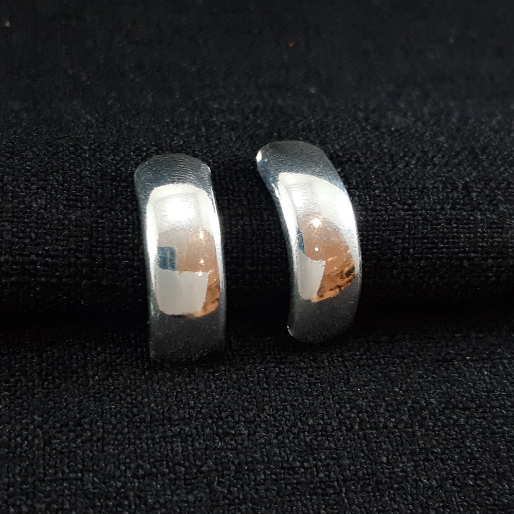 Brinco faixa curvada