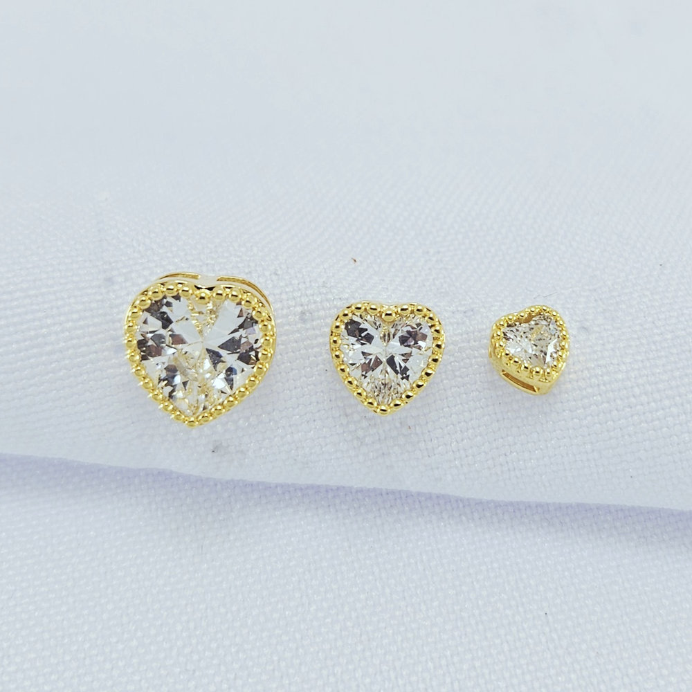 Trio de brinco coração com pedra cristal detalhado