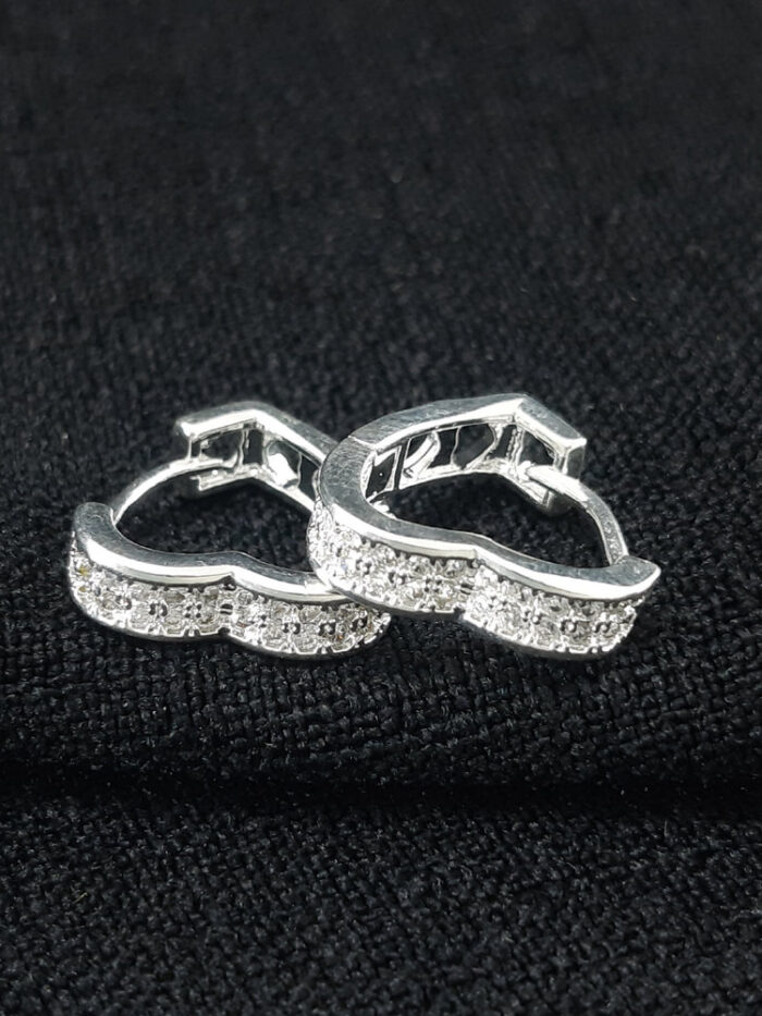 Brinco argola coração cravejado