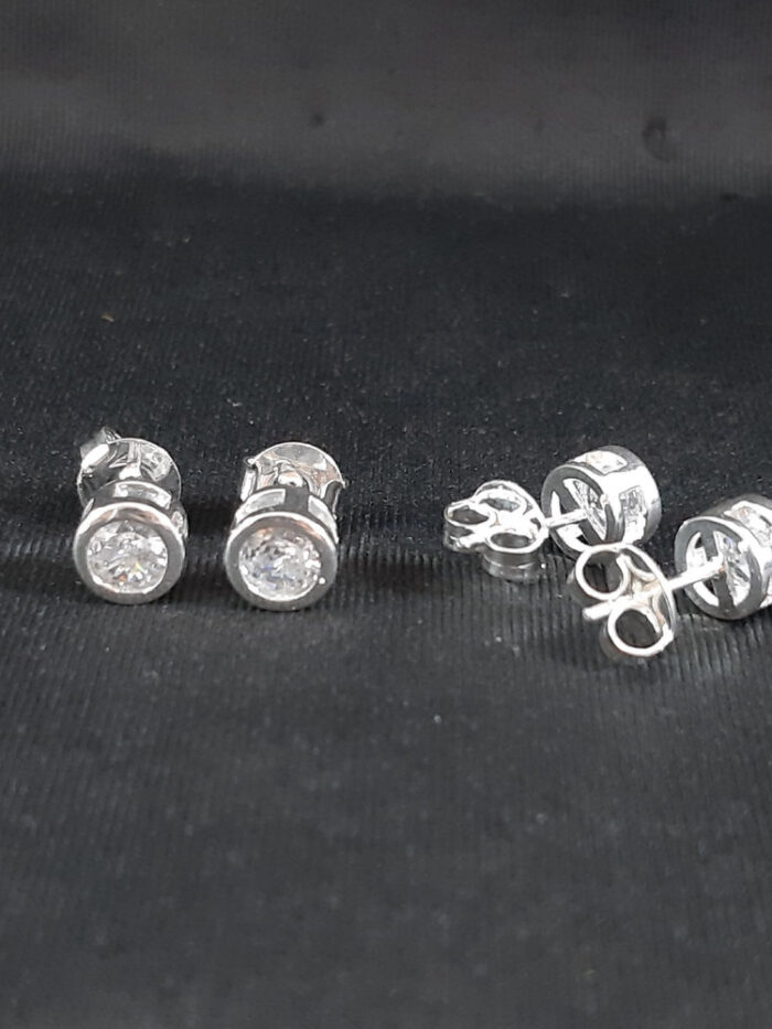 Brinco redondo com pedra cristal