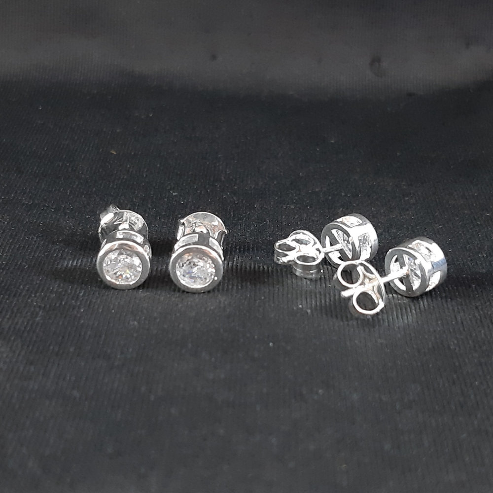 Brinco redondo com pedra cristal