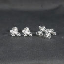 Brinco cruz detalhado com pedras