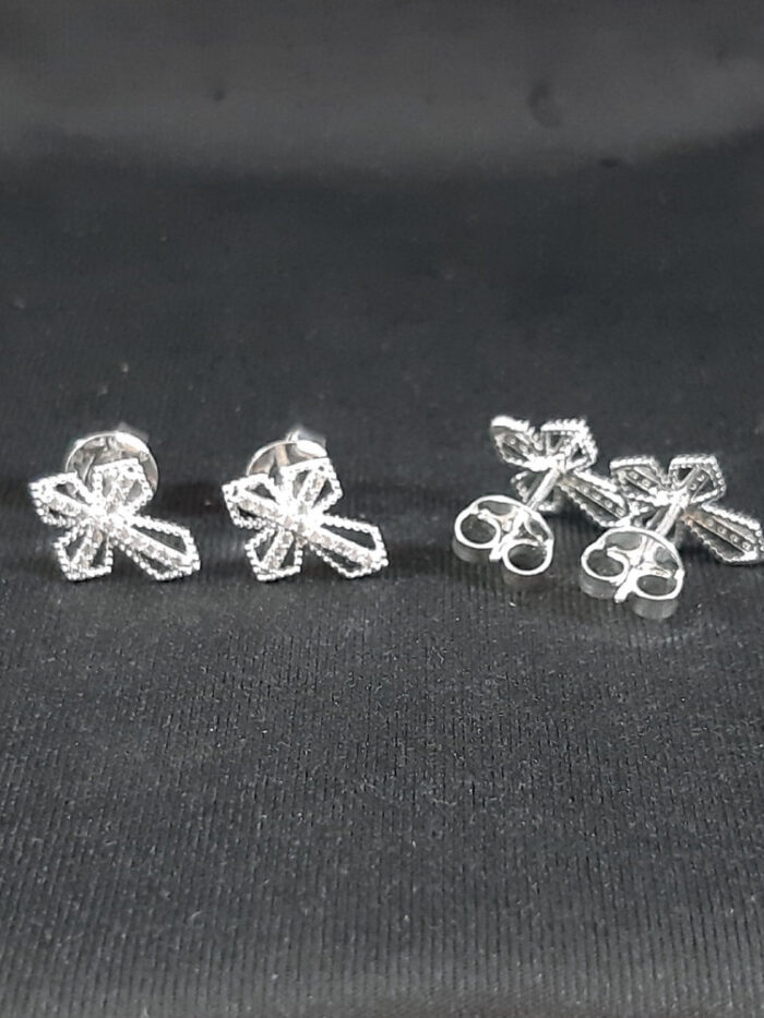 Brinco cruz detalhado com pedras