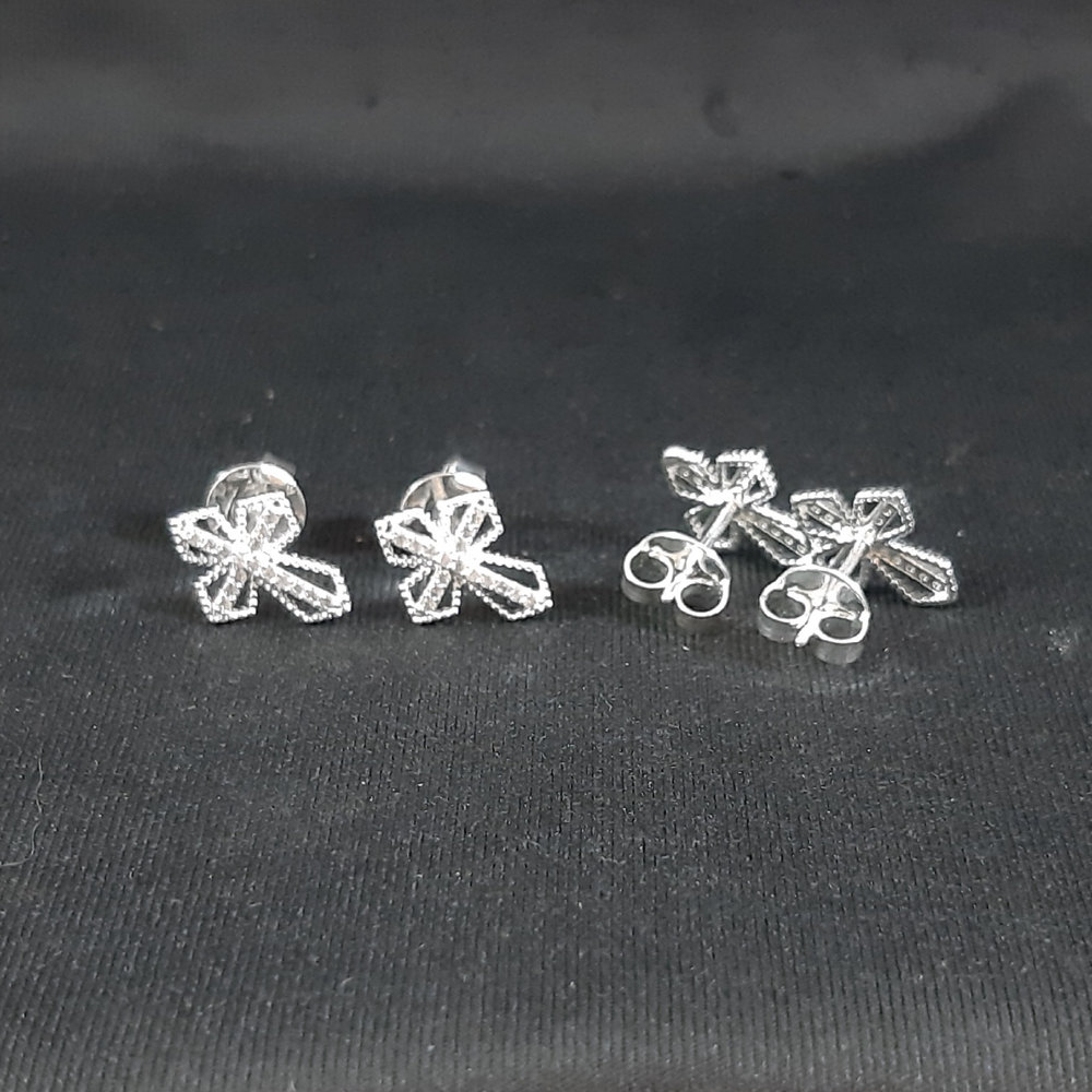 Brinco cruz detalhado com pedras