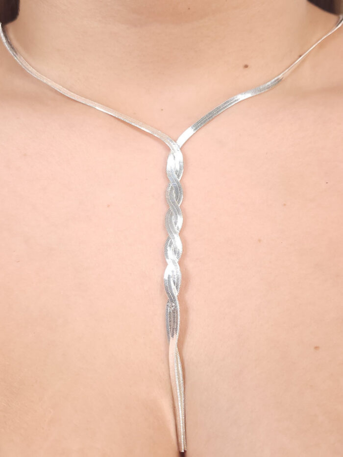 Gargantilha fio laminado com detalhe entrelaçado