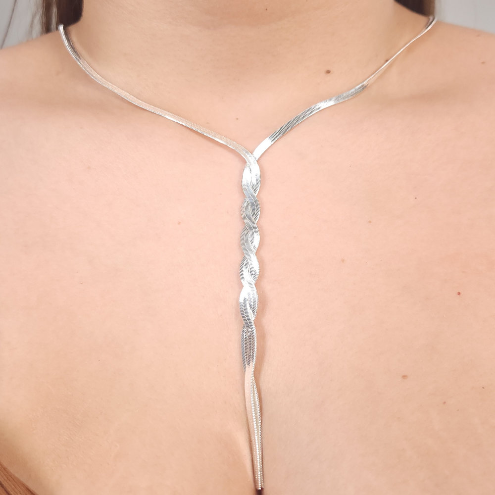 Gargantilha fio laminado com detalhe entrelaçado