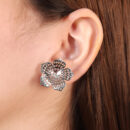 Brinco flor detalhe vazado