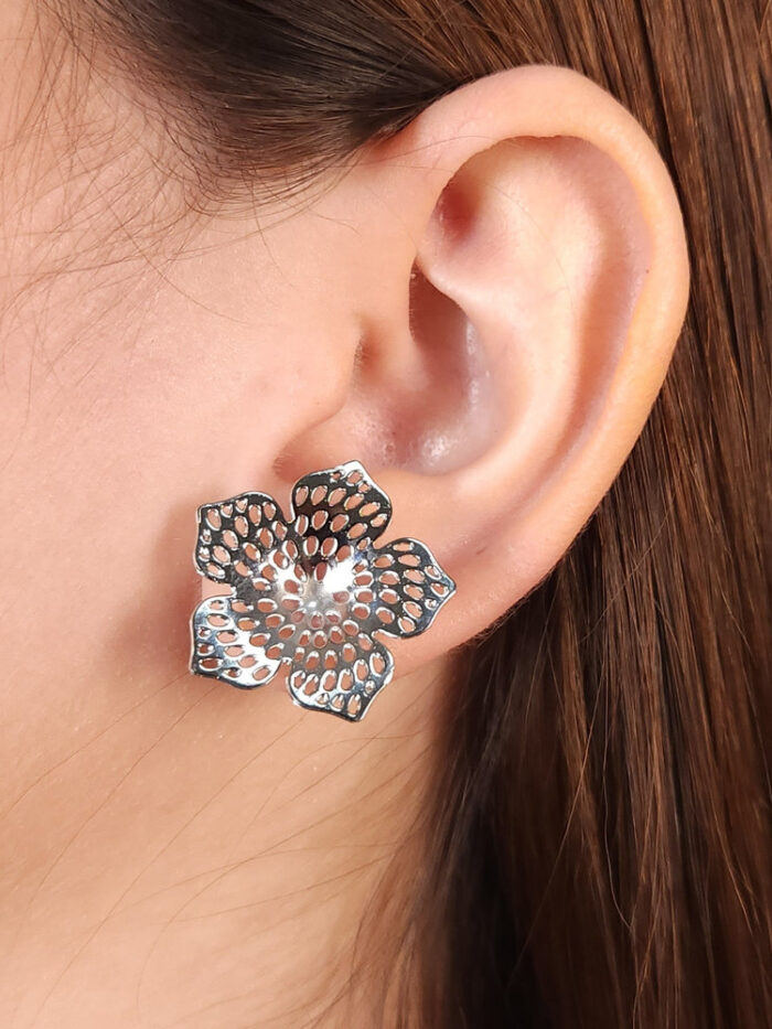 Brinco flor detalhe vazado