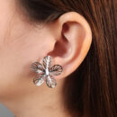 Brinco flor chapeada detalhes vazado