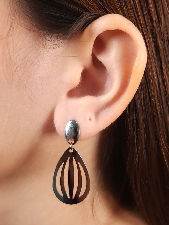 Brinco base prateada com elo oval pêndulo