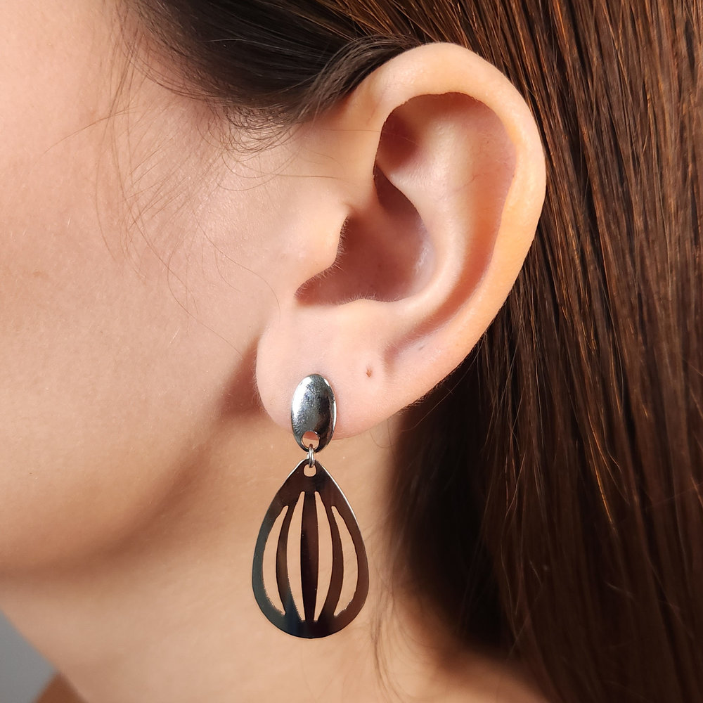 Brinco base prateada com elo oval pêndulo