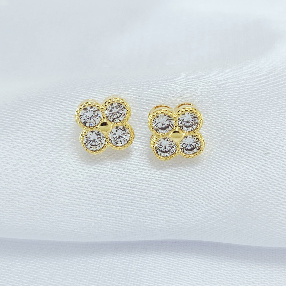 Brinco trevo pedras cristal com base detalhada