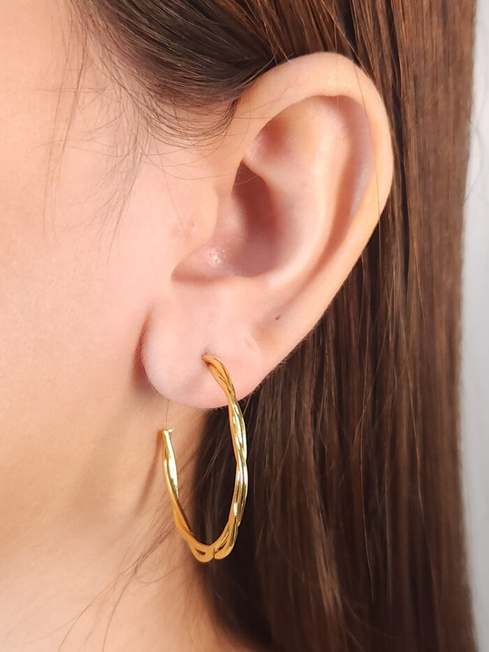 Brinco argola aberta fio traçado dourado