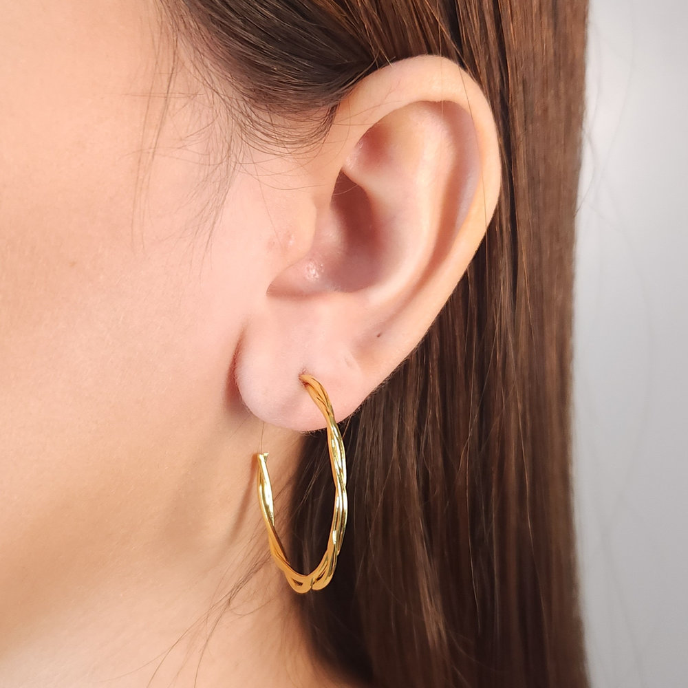 Brinco argola aberta fio traçado dourado