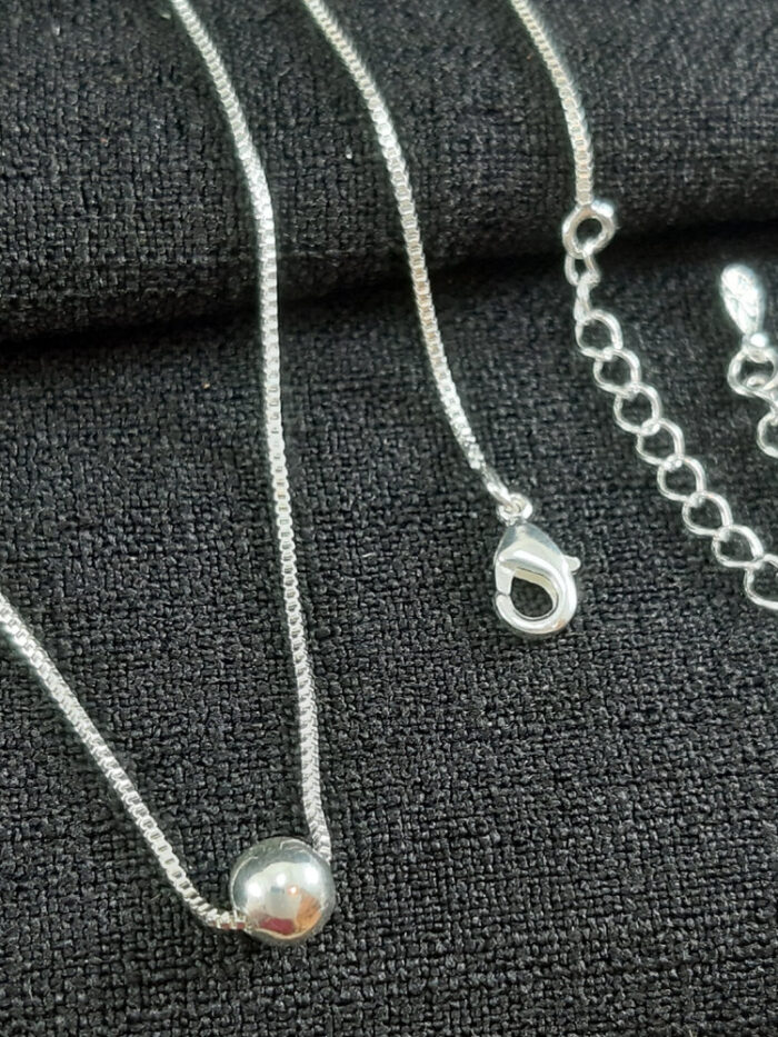 Gargantilha esfera prateada