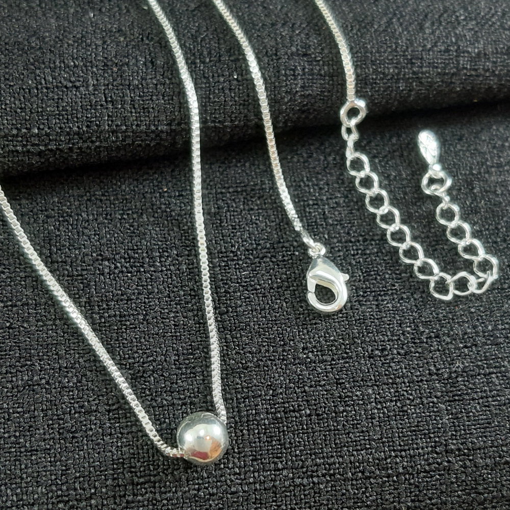 Gargantilha esfera prateada