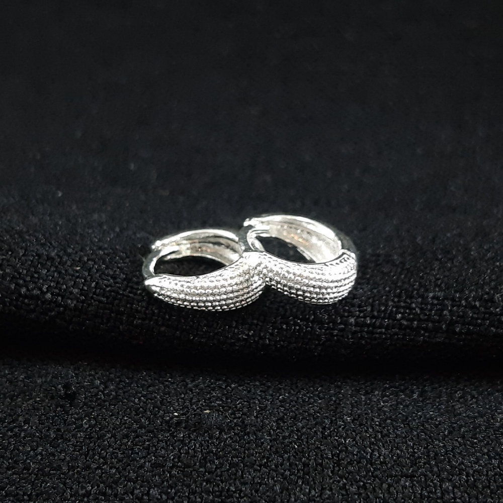 Brinco argola detalhado