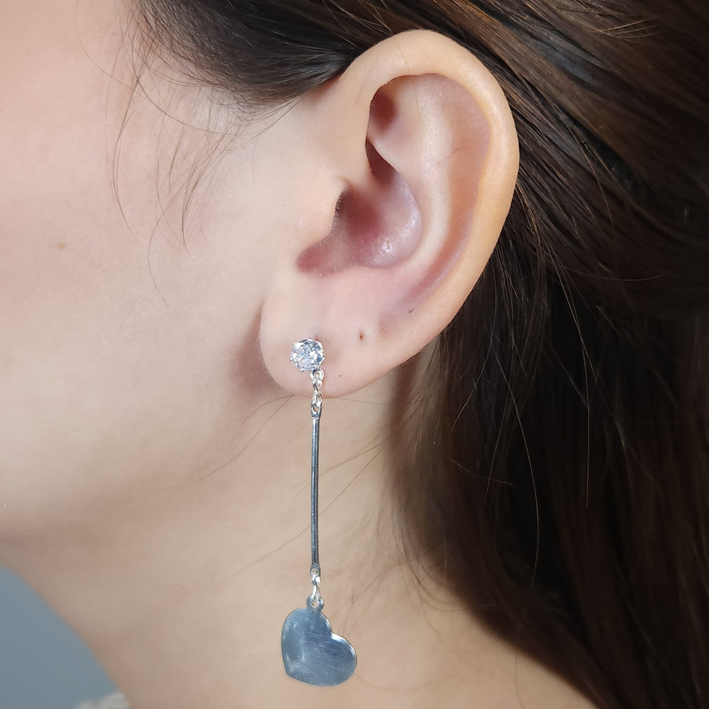 Brinco ponto de luz fio longo coração