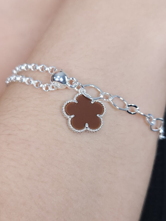 Pulseira elos oval pingente flor marrom e elos português