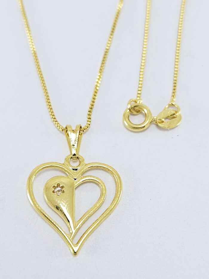 Gargantilha coração detalhe vazado com pedra cristal