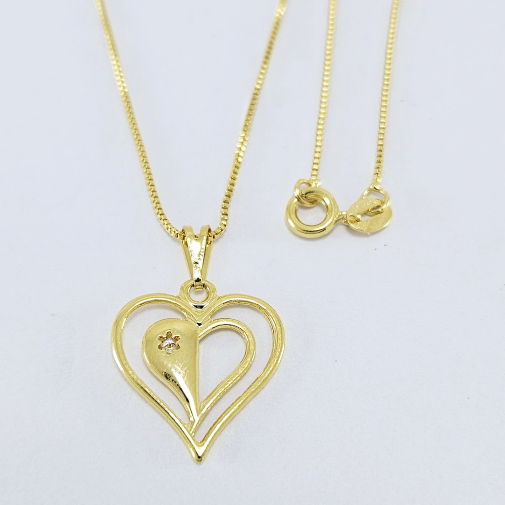 Gargantilha coração detalhe vazado com pedra cristal