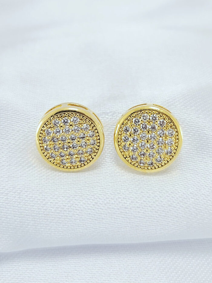 Brinco redondo cravejado borda detalhada