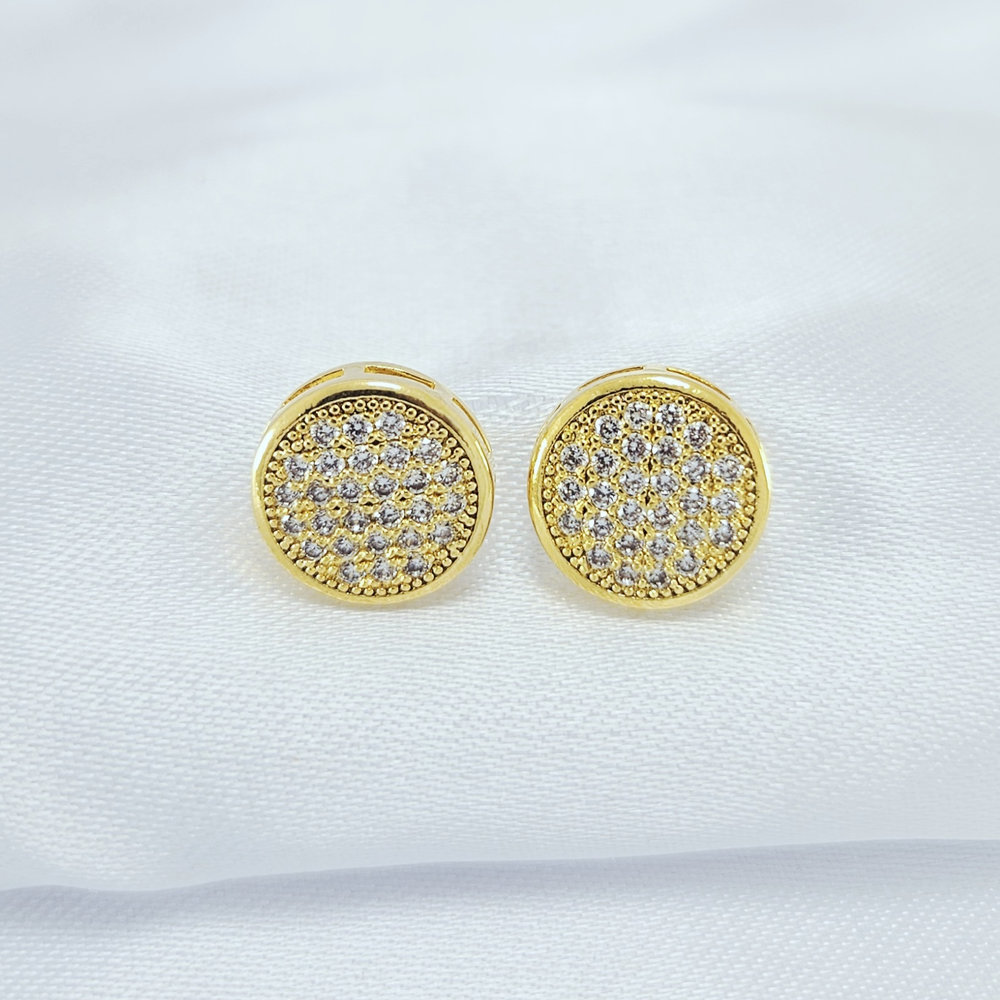 Brinco redondo cravejado borda detalhada