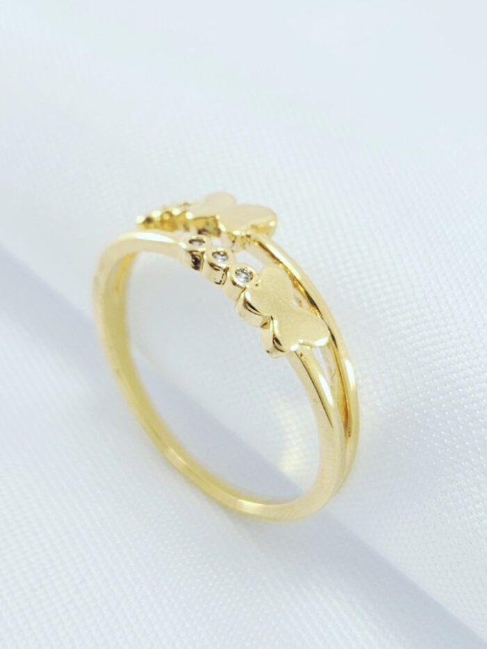 Anel fio duplo com coração detalhe cravejado