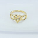 Anel modelo infinito cravejado com detalhe em coração