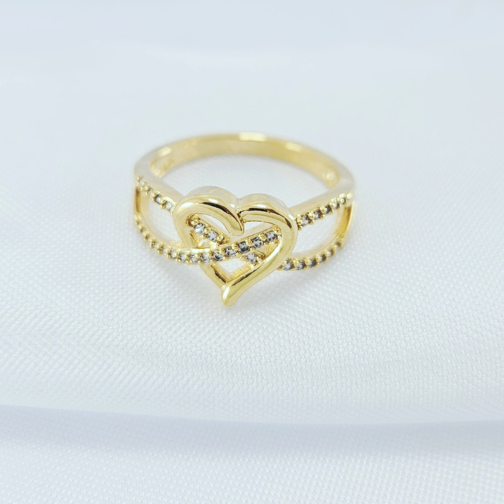 Anel modelo infinito cravejado com detalhe em coração