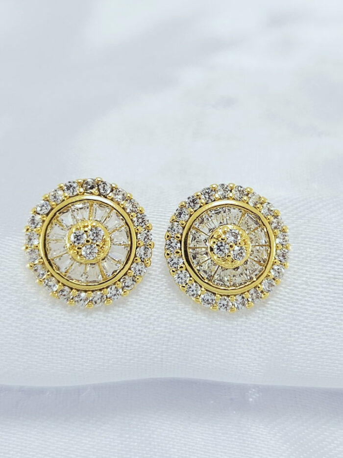 Brinco redondo cravejado detalhado