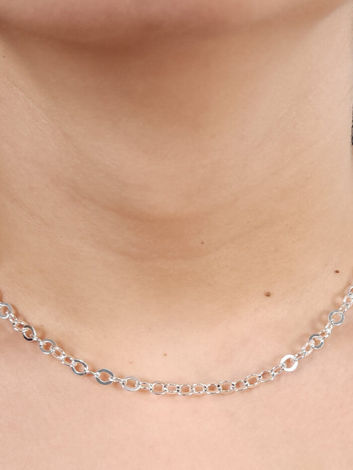 Gargantilha elos vazados entrelaçados