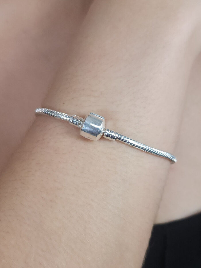 Pulseira berloque detalhada