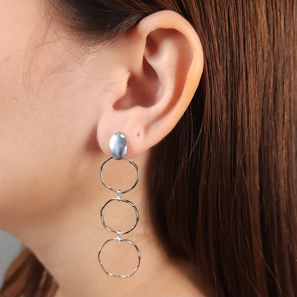 Brinco base prateada com circulos