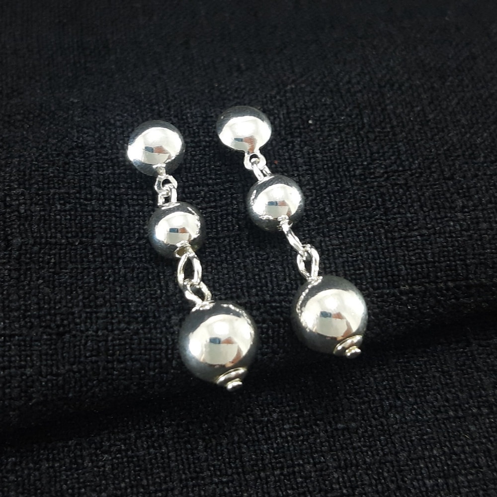 Brinco base meia esfera com bolas prateada pêndulo - Imagem 2